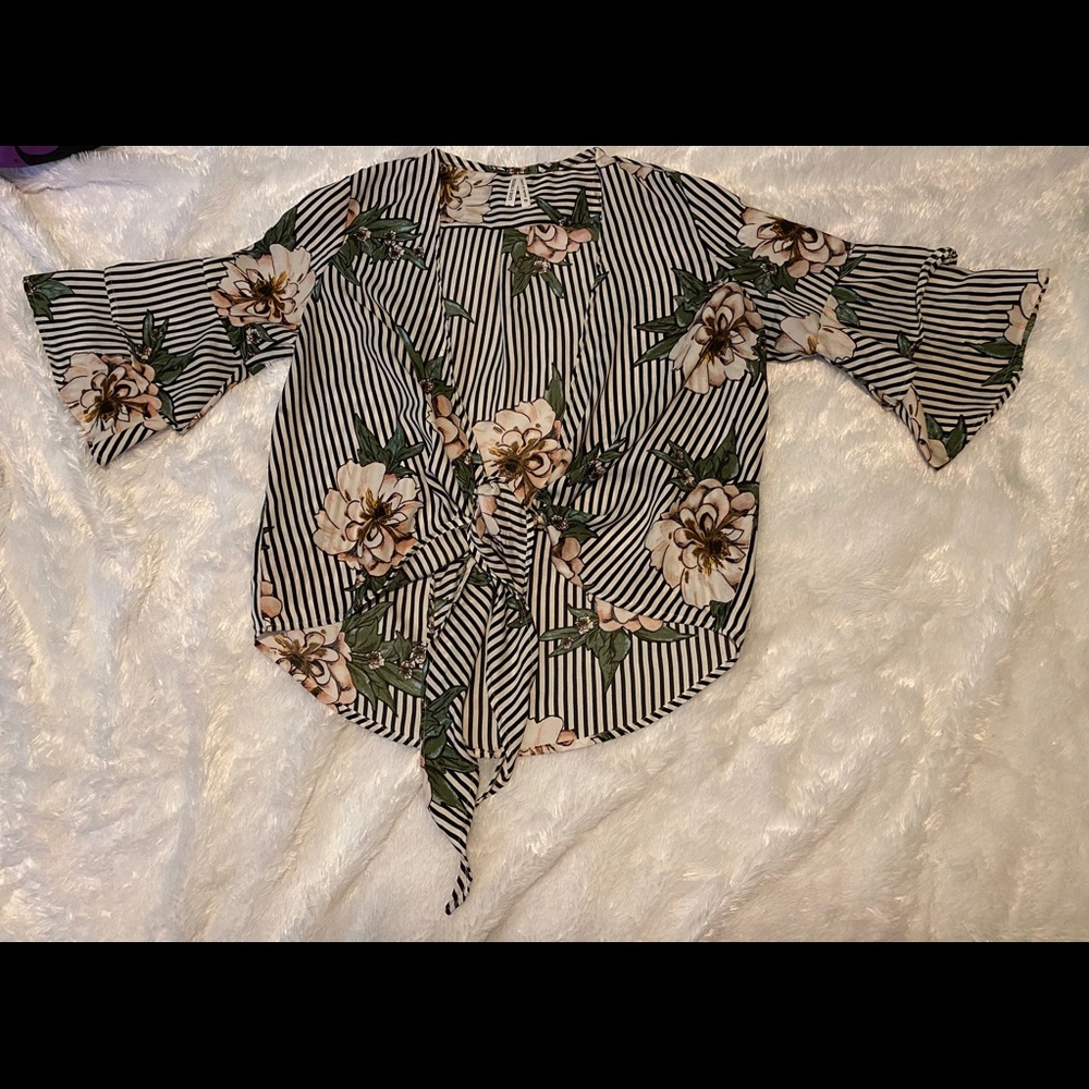 LIVE 4 TRUTH Floral Ruffle Sleeve Crop Top